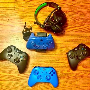 SOLD - Xbox One wireless controllers, rechargeable batteries, docking station